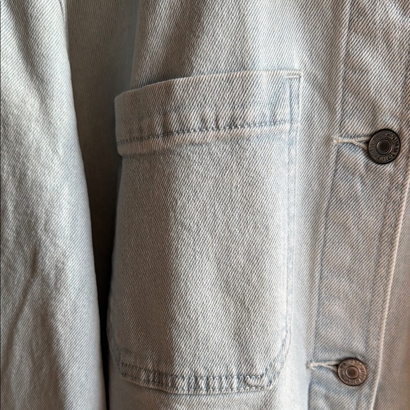 Abercrombie & Fitch Light Denim Button-Up Shacket - Picture 4 of 4